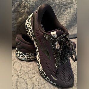 Brooks Ghost 15 Ladies black/ebony/oyster size 7.5B. Only worn twice. $100.